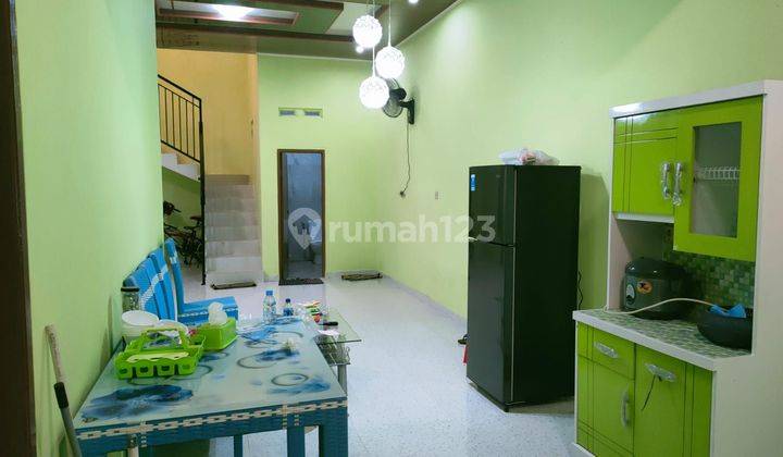 ruang tamu rumah 2 lantai di telaga