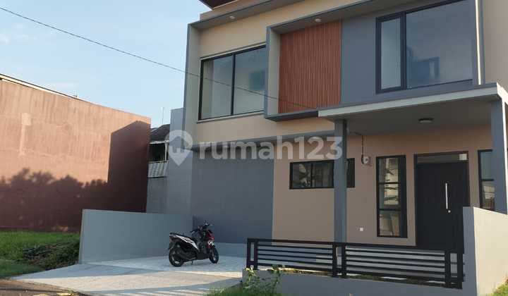2-story house in Cimanggis Depok ready to occupy, close to public facilities. 2
