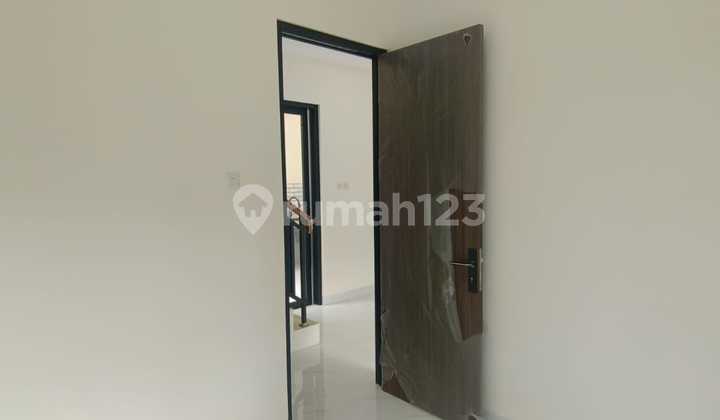 House, 2 Floors in Jagakarsa Near Important Facilities 2