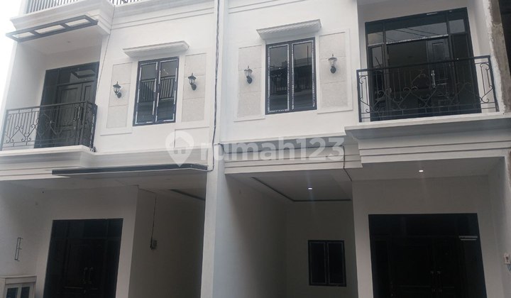 Minimalist 2.5-Story House in Jagakarsa Near Public Facilities