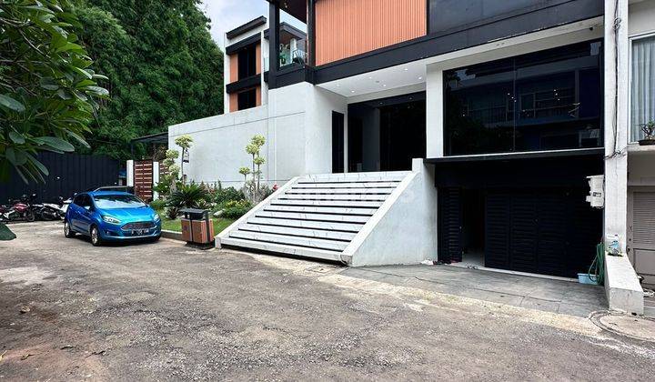 Rumah Modern Tropical 3 Lantai + rooftop dengan Private Lift