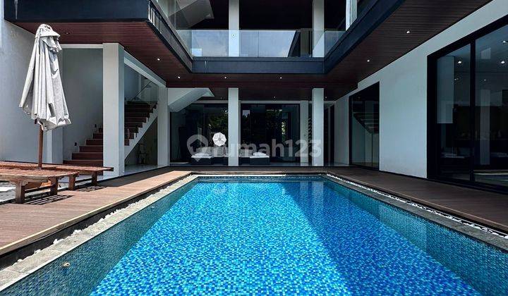 Rumah Modern Tropical 3 Lantai + rooftop dengan Private Lift 1