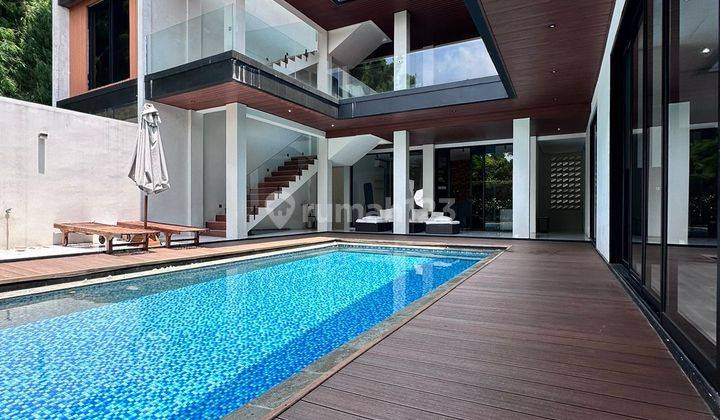 Rumah Modern Tropical 3 Lantai + rooftop dengan Private Lift 2