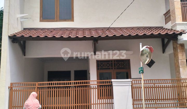 Rumah Besar 2 Lantai Di Kontrakan Dlm Komplek Perumahan Di Condet