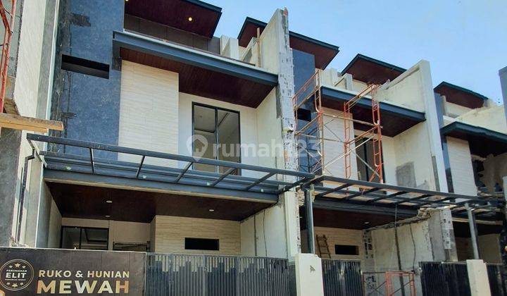 Rumah 3 Lantai Modern Minimalis SHM Dekat Ciputra World Surabaya 1