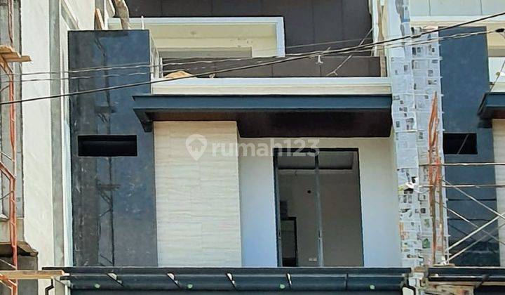 Rumah 3 Lantai Modern Minimalis SHM Dekat Ciputra World Surabaya 2