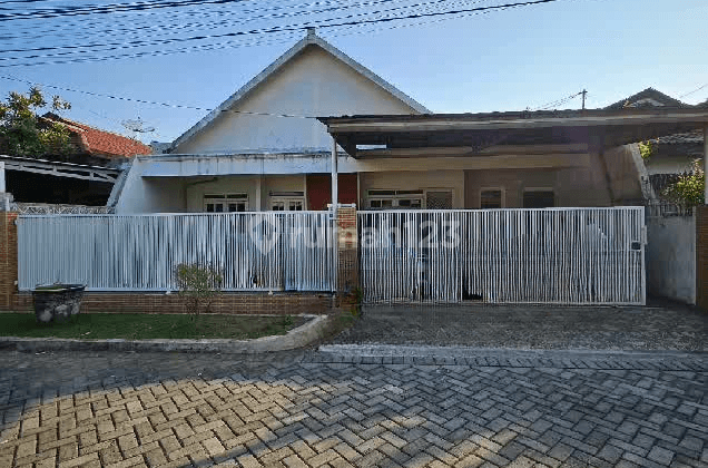 Rumah 2 Lantai Bagus Unfurnished SHM di Pondok Tjandra, Sidoarjo 1