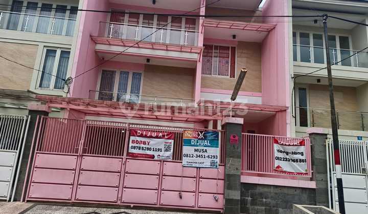 Dijual rumah lokasi strategis di Klampis Anom, Surabaya 1