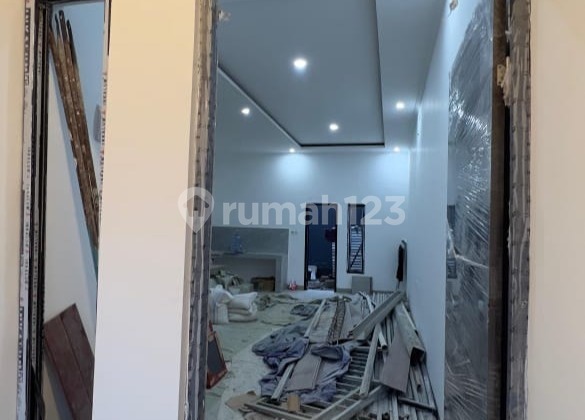 Dijual Rumah Baru 3 Lantai Bebas Banjir di Meruya Selatan. SHM