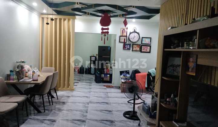 Disewakan Rumah Bagus di Duta Garden Cluster Beverly. 3 Lantai