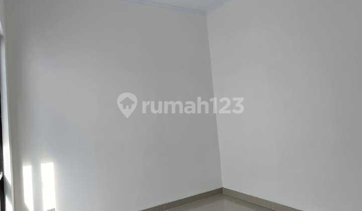 New House for Sale in DKI Meruya South Plot. Strategic location, quiet & comfortable neighborhood. 2