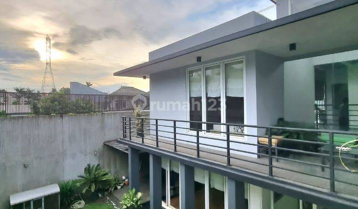 Rumah Shm Ada Rooftop Kamar Utama Dibawah  Halaman Luas Bintaro 2