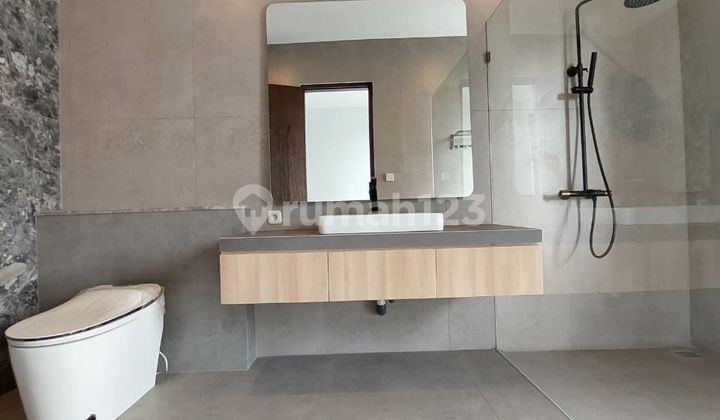 Rumah Mewah Hoek Side dengan Fasilitas Lift di Alam Sutera 2