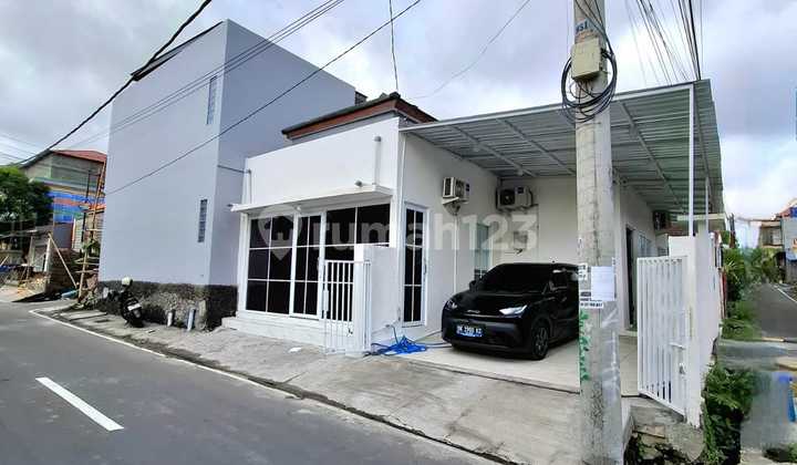 Rumah Hoek Nuansa Taman Jalan Utama Cukup Lebar Di Jimbaran