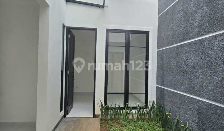 Rumah Baru Balkon Luas Ada Taman Samping di Komplek Jurangmangu 2