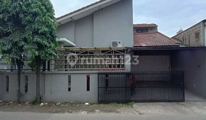 Rumah Secondary Hoek Lokasi Pinggir Jalan Raya di Jombang