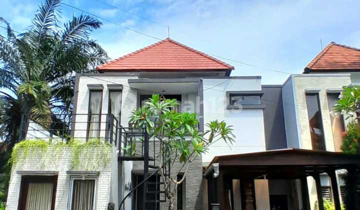 Rumah Fully Furnished Ada Balkon dan Kolam Renang di Jimbaran