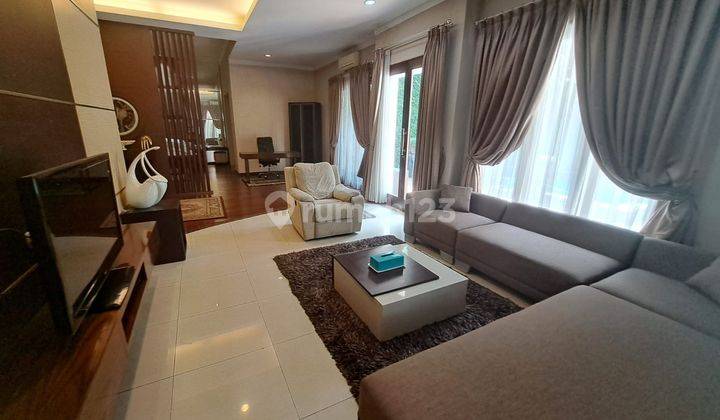 Rumah Pojok Dengan Kolam Renang Full Furnished Kebayoran Baru 2