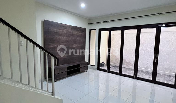 Dijual Rumah Semi Furnished Dekat Stasiun SHM