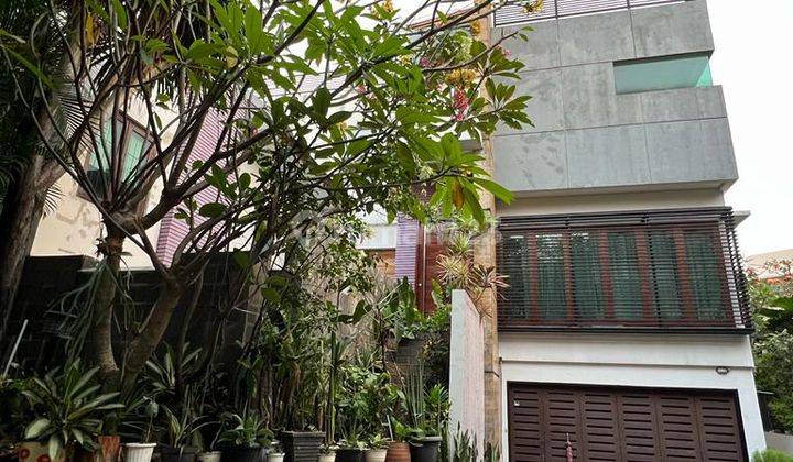 Rumah Dengan Kolam Renang Di Jati Padang Jakarta Selatan 1