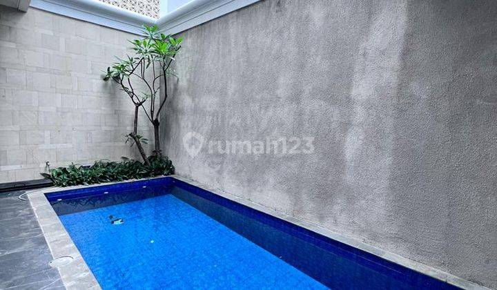 Rumah Mewah Dengan Kolam Renang Di Sektor 9 Bintaro Jaya 1