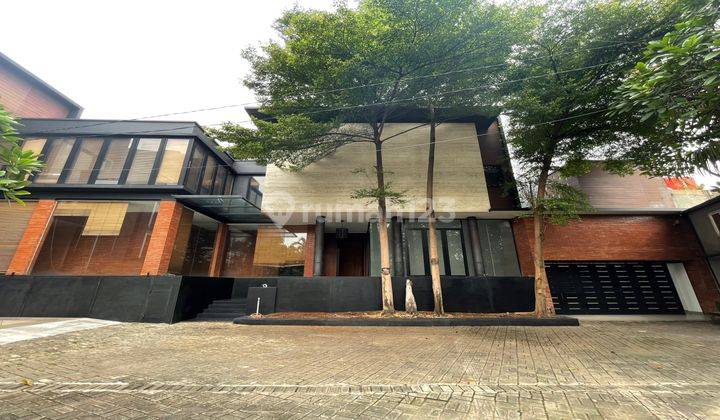 Rumah Dengan Kolam Renang Semi Furnished Dekat Senayan 1