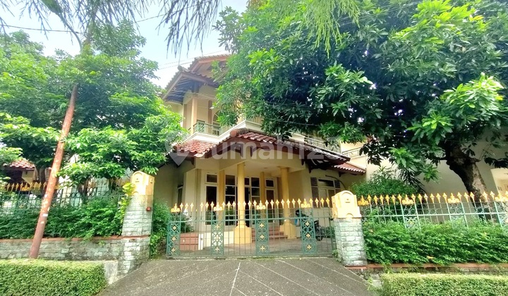 Rumah Pojok dengan ********