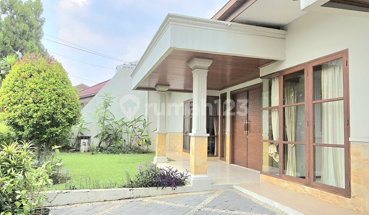 Cipete House in Town House. 2km from MRT station. Spacious yard. 2