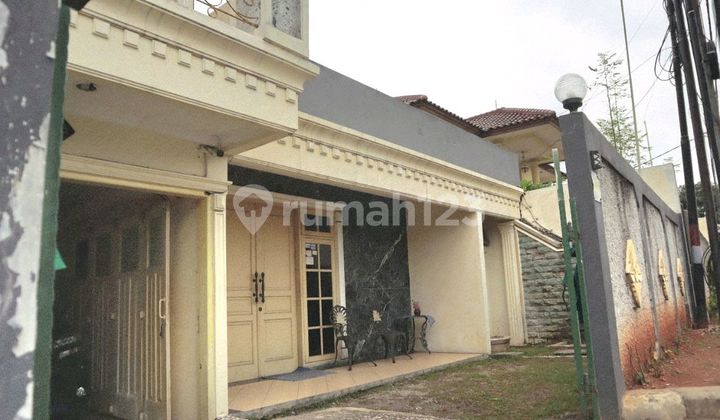 Strategic House in Cinere near Brigif Desari Toll Gate, facing the road.