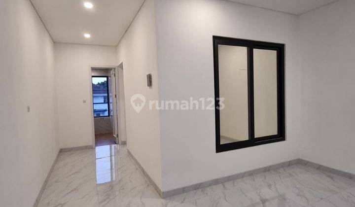 Rumah 3 Lantai Siap Huni Design France Classic Di Veteran Jakarta