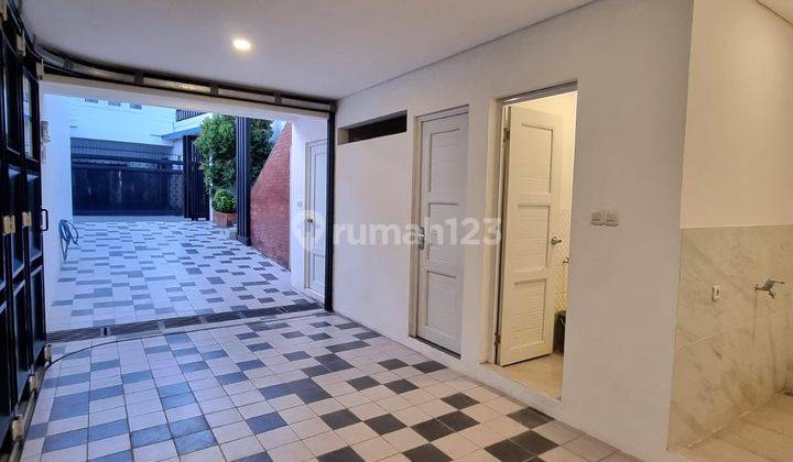 Rumah 3 Lantai Siap Huni Design France Classic Di Veteran Jakarta