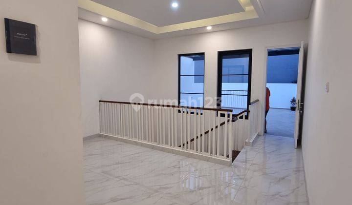 Rumah 3 Lantai Siap Huni Design France Classic Di Veteran Jakarta