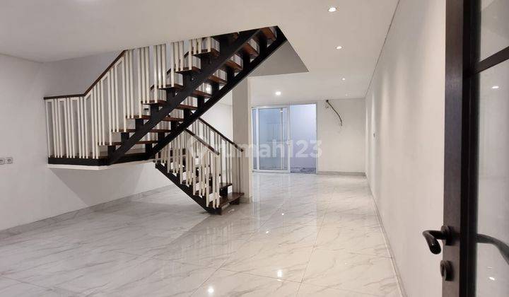 Rumah 3 Lantai Siap Huni Design France Classic Di Veteran Jakarta