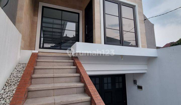 Rumah 3 Lantai Siap Huni Design France Classic Di Veteran Jakarta