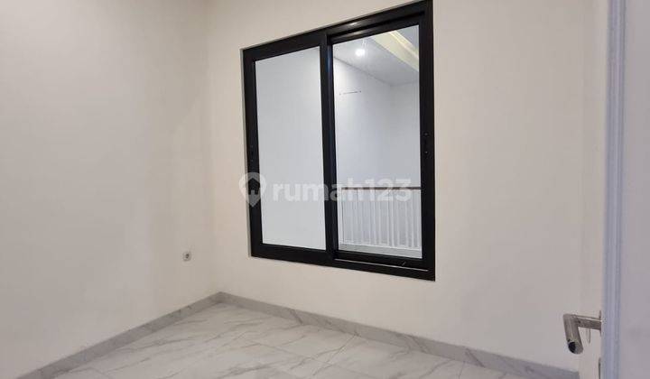 Rumah 3 Lantai Siap Huni Design France Classic Di Veteran Jakarta