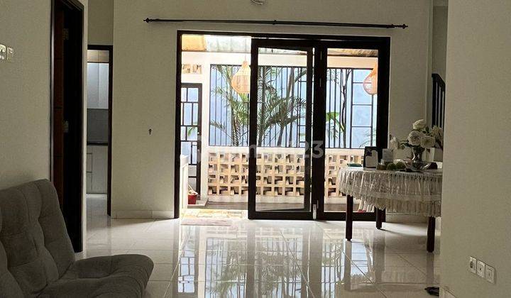 Rumah Dalam Cluster Kamar Utama Lantai Atas Dan Bawah Di Bintaro 2