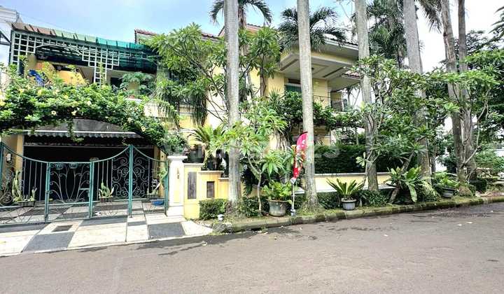 Rumah 2 Lantai Hoek Design Classic di Bintaro Jaya Sektor 9