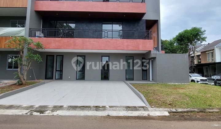 Corner Luxury House with Lift Facilities in Alam Sutera