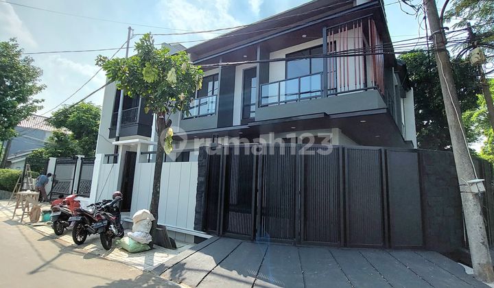 Rumah Hoek dengan Sirkulasi Udara dan Pencahayaan Bagus di BSD
