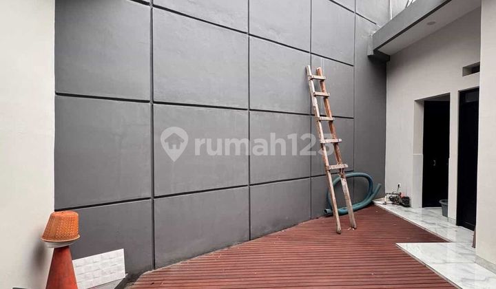 Rumah Baru Full Renovasi Row Jalan Lebar dan Depan Taman di BSD 2