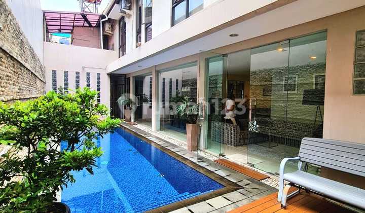 Rumah Minimalis Modern dengan Kolam Renang Pribadi di Ciputat