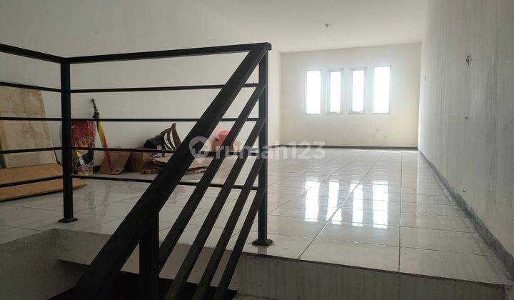 Dijual Ruko 3 Lantai Siap Pakai cocok untuk usaha, cafe, laundry, kantor, gudang di Komplek Kingsquare Driyorejo dekat dengan Citraland Driyorejo, Pasar Petiken, Tol Surabaya-Mojokerto, RS Randegansari Husada 2