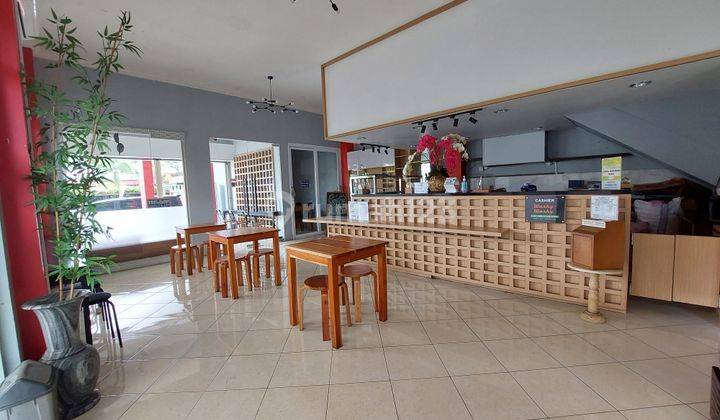 Disewakan ruko 2 lantai di kawasan strategis. Cocok untuk cafe atau mini market