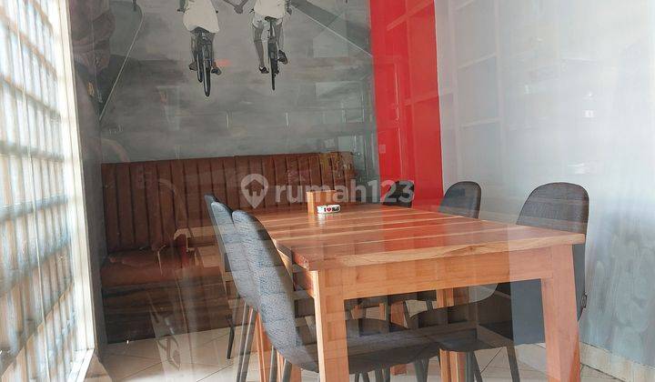 Disewakan ruko 2 lantai di kawasan strategis. Cocok untuk cafe atau mini market