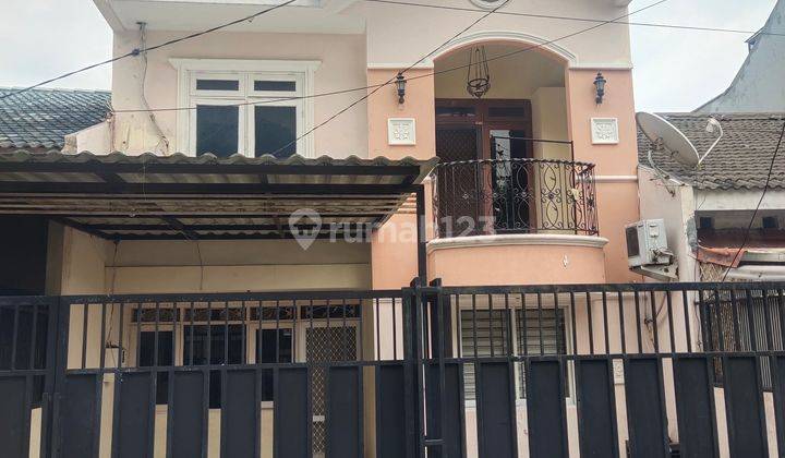 Rumah di Taman Ratu 2 Lantai Sudah Renovasi SHM Timur