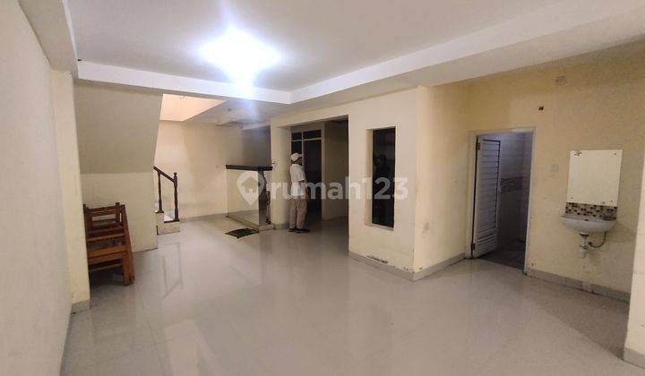 Rumah di Taman Ratu 2 Lantai Sudah Renovasi SHM Timur