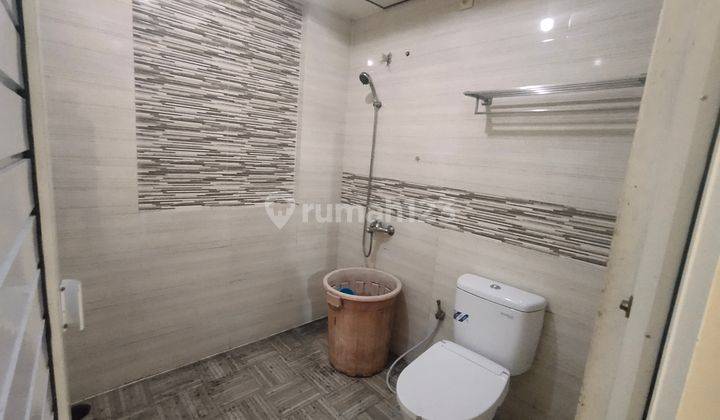 Rumah di Taman Ratu 2 Lantai Sudah Renovasi SHM Timur