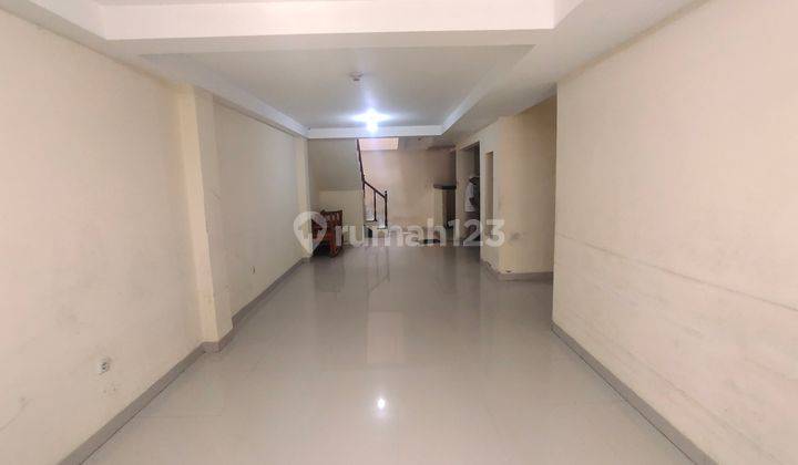 Rumah di Taman Ratu 2 Lantai Sudah Renovasi SHM Timur
