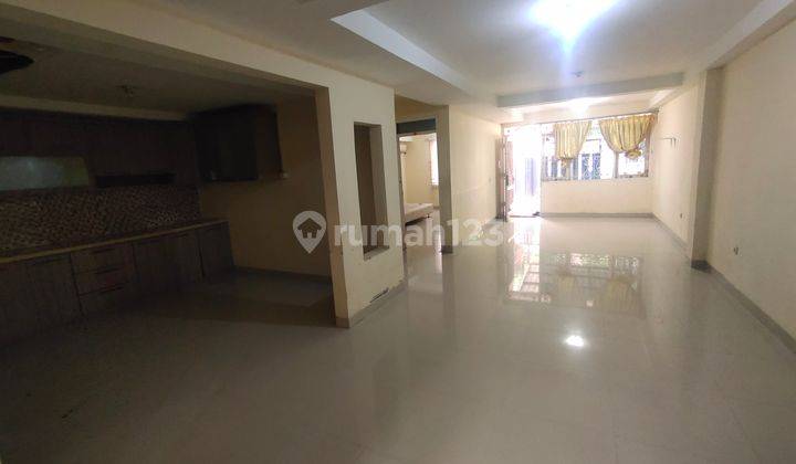 Rumah di Taman Ratu 2 Lantai Sudah Renovasi SHM Timur