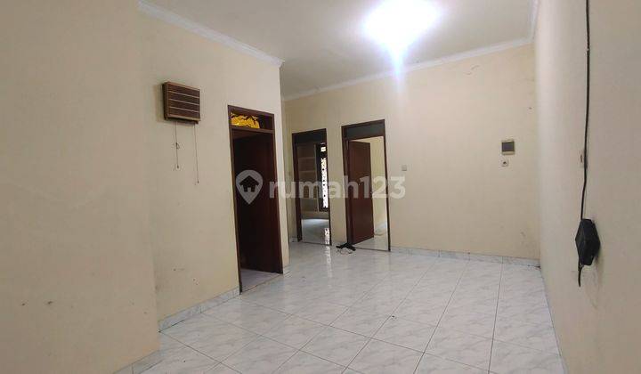 Rumah di Taman Ratu 2 Lantai Sudah Renovasi SHM Timur